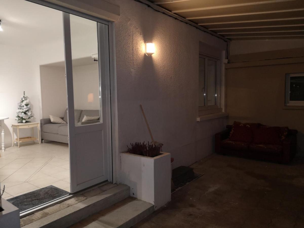 2 Pieces Avec Terrasse Proche Et Commerces